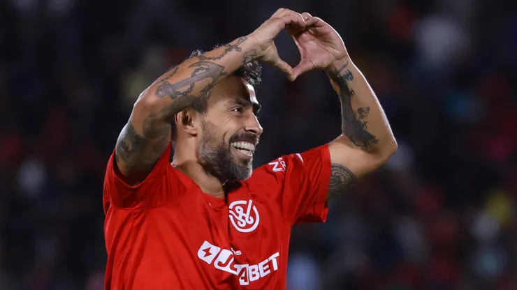 Jorge Valdivia le presta el ropero completo a cuestionado jugador de Colo Colo.