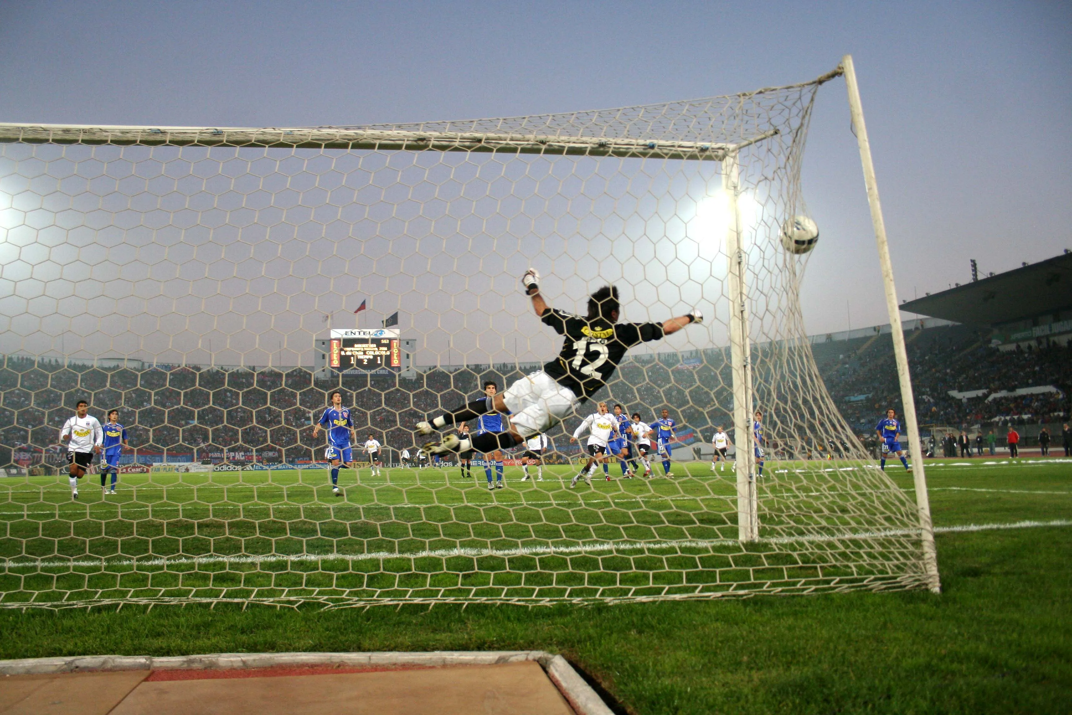 El gol que eligió Matías Fernández como el mejor de su carrera. Imagen: OSCAR TORRES/PHOTOSPORT