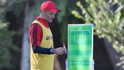 Fernando Ortiz mueve la pizarra en Colo Colo.