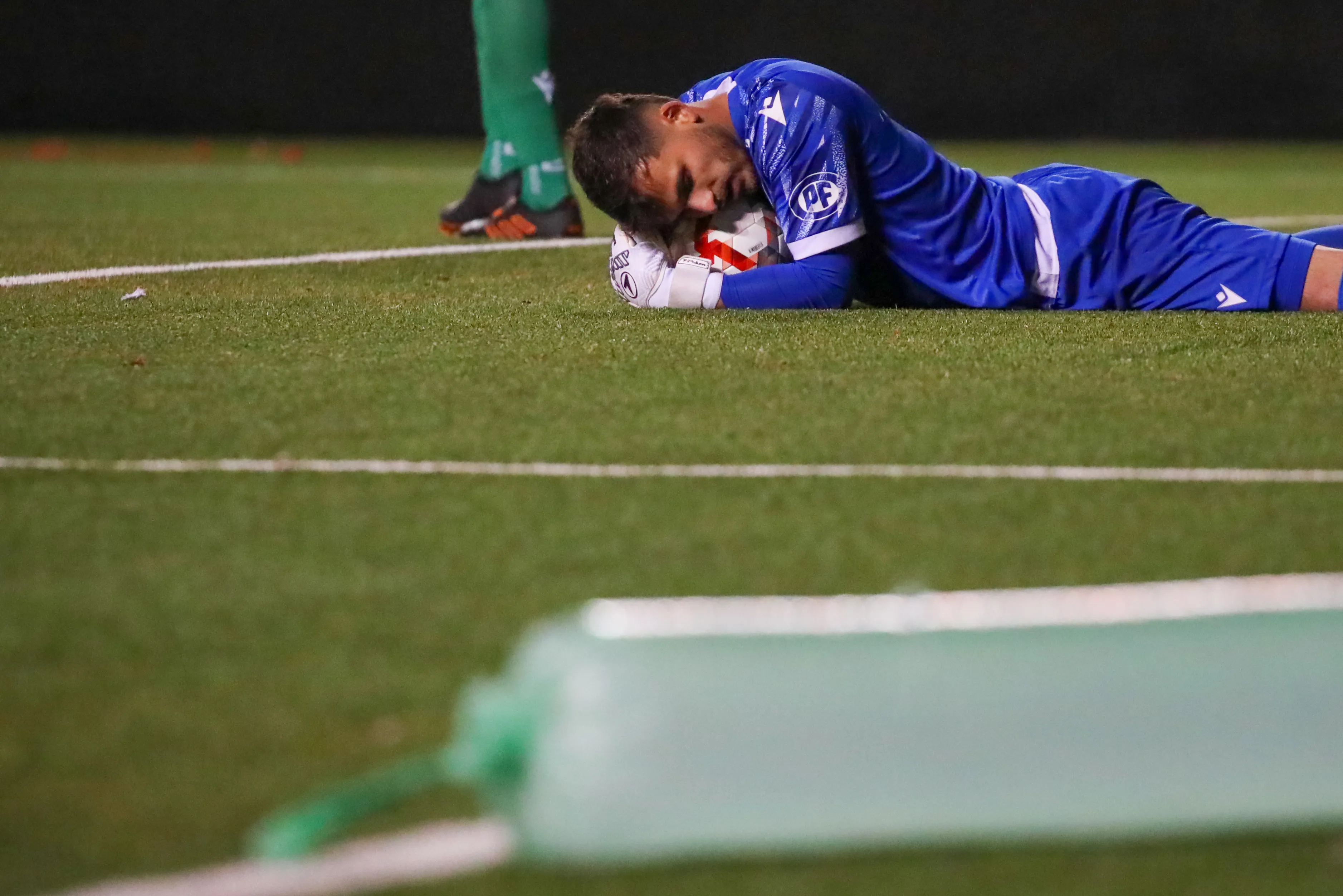 En 2024 entró en operación el nuevo pasto sintético del estadio Bicentenario de La Florida. Foto: Jonnathan Oyarzun/Photosport