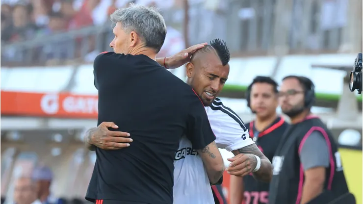 Arturo Vidal saca aplausos en Colo Colo.