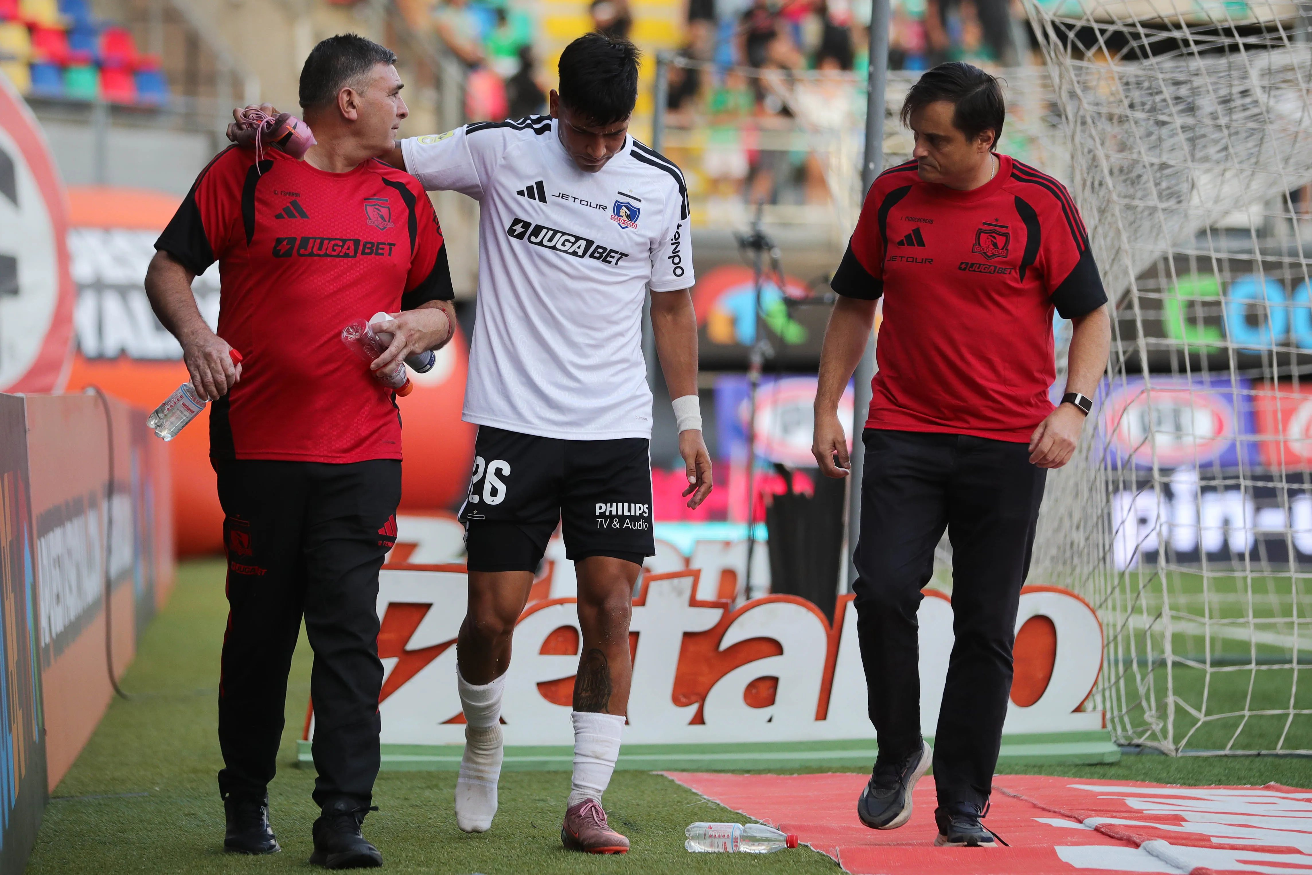 El momento en el cual Ulloa se retira del campo de juego en el Colo Colo vs Audax.Imagen: Felipe Zanca/Photosport