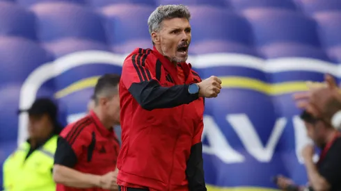 Marcelo Barticciotto aplaude a Fernando Ortiz tras triunfo de Colo Colo