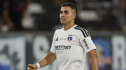 Álvaro Madrid porta una histórica camiseta en Colo Colo.
