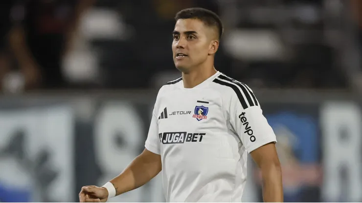 Álvaro Madrid porta una histórica camiseta en Colo Colo.
