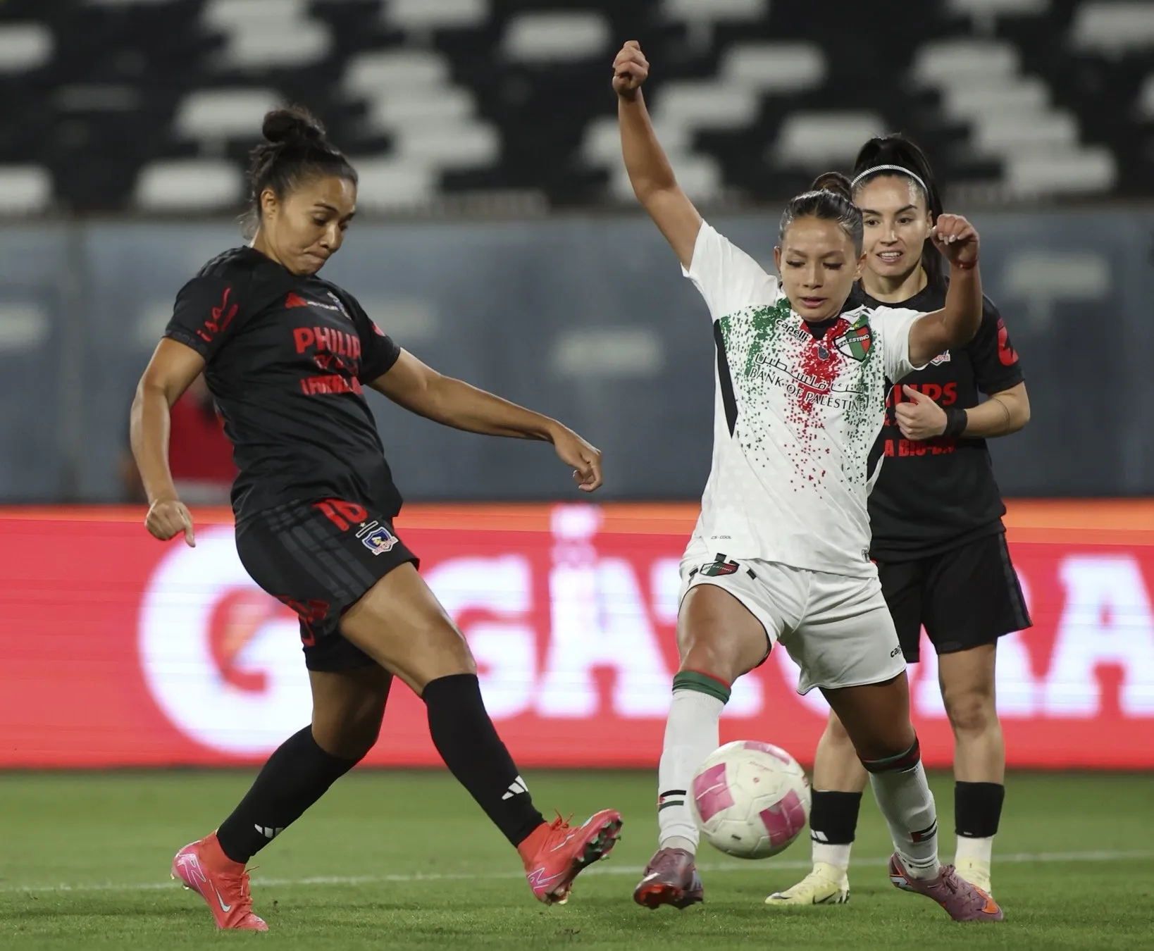 La delantera se estrenó en las redes en la Noche Alba Solidaria ante Palestino. 