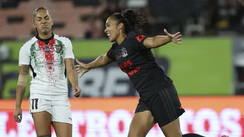 Yanara Aedo aplaude a la nueva goleadora de Colo Colo Femenino.
