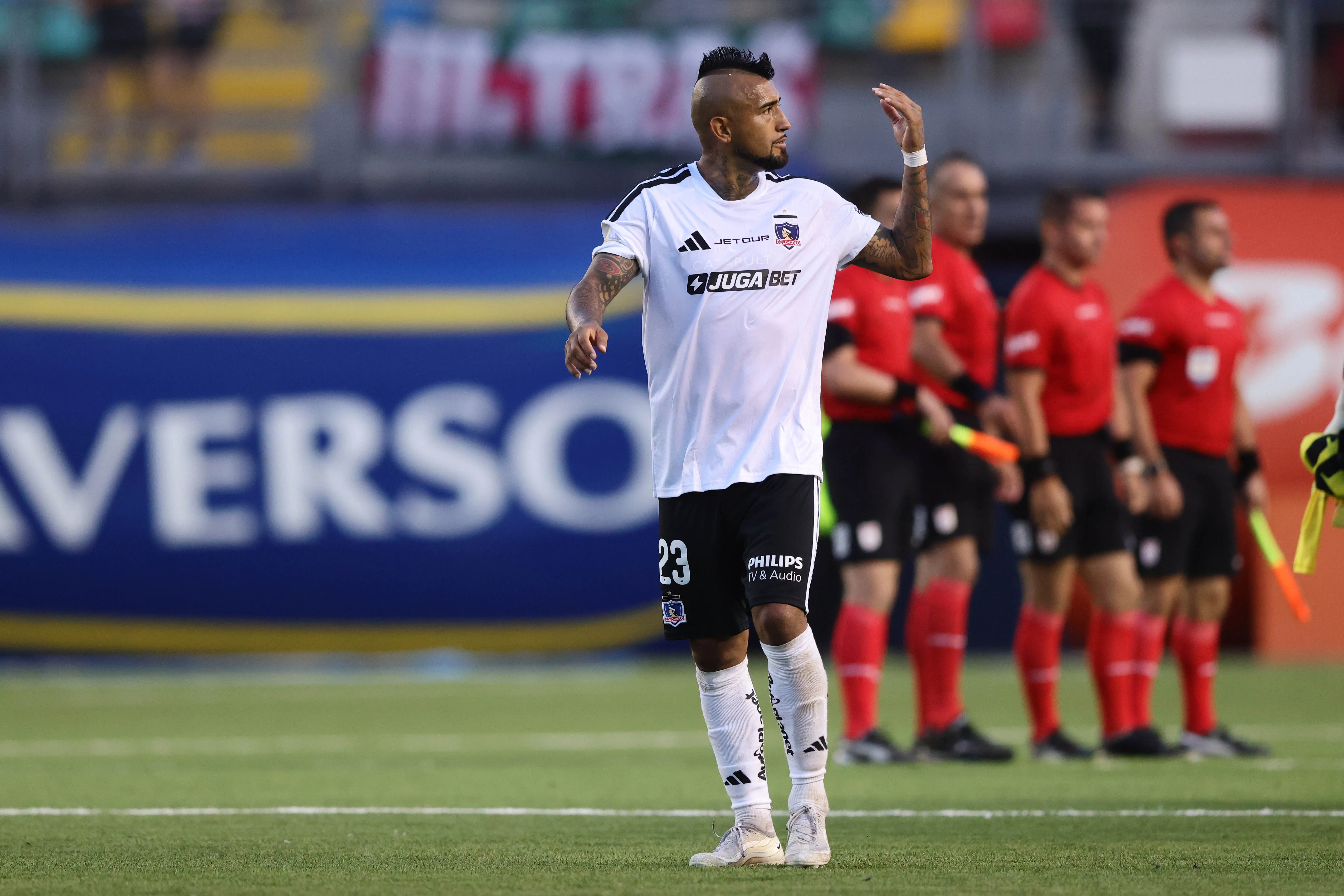 Hinchas de Colo Colo prefieren a Arturo Vidal como central.Imagen: Felipe Zanca/Photosport