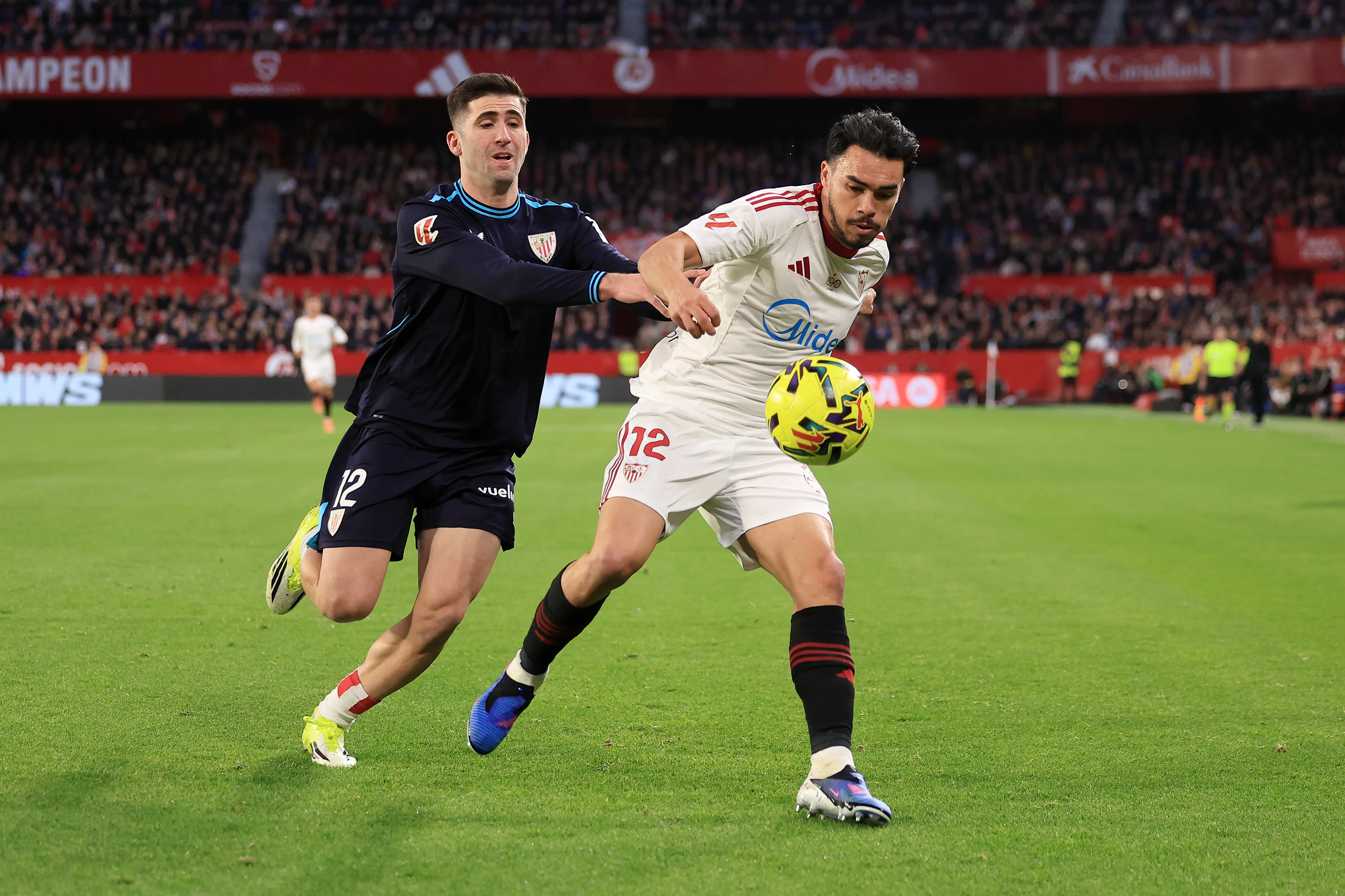 Gabriel Suazo en el Sevilla vs. Athletic Club. (Foto: Getty Images)