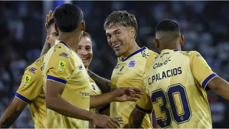 Soto anota un golazo para Everton tras grave error del portero de la UC.