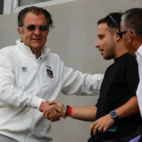 El regalo de Mosa a hincha de Colo Colo con camiseta de Lucero