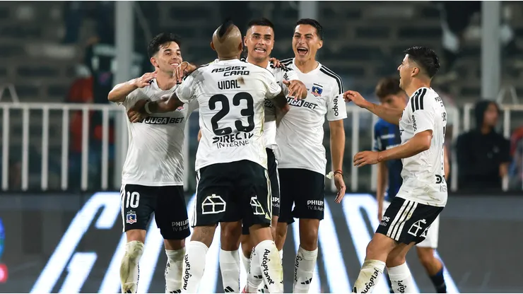 Colo Colo recupera el liderato al derrotar a Huachipato.