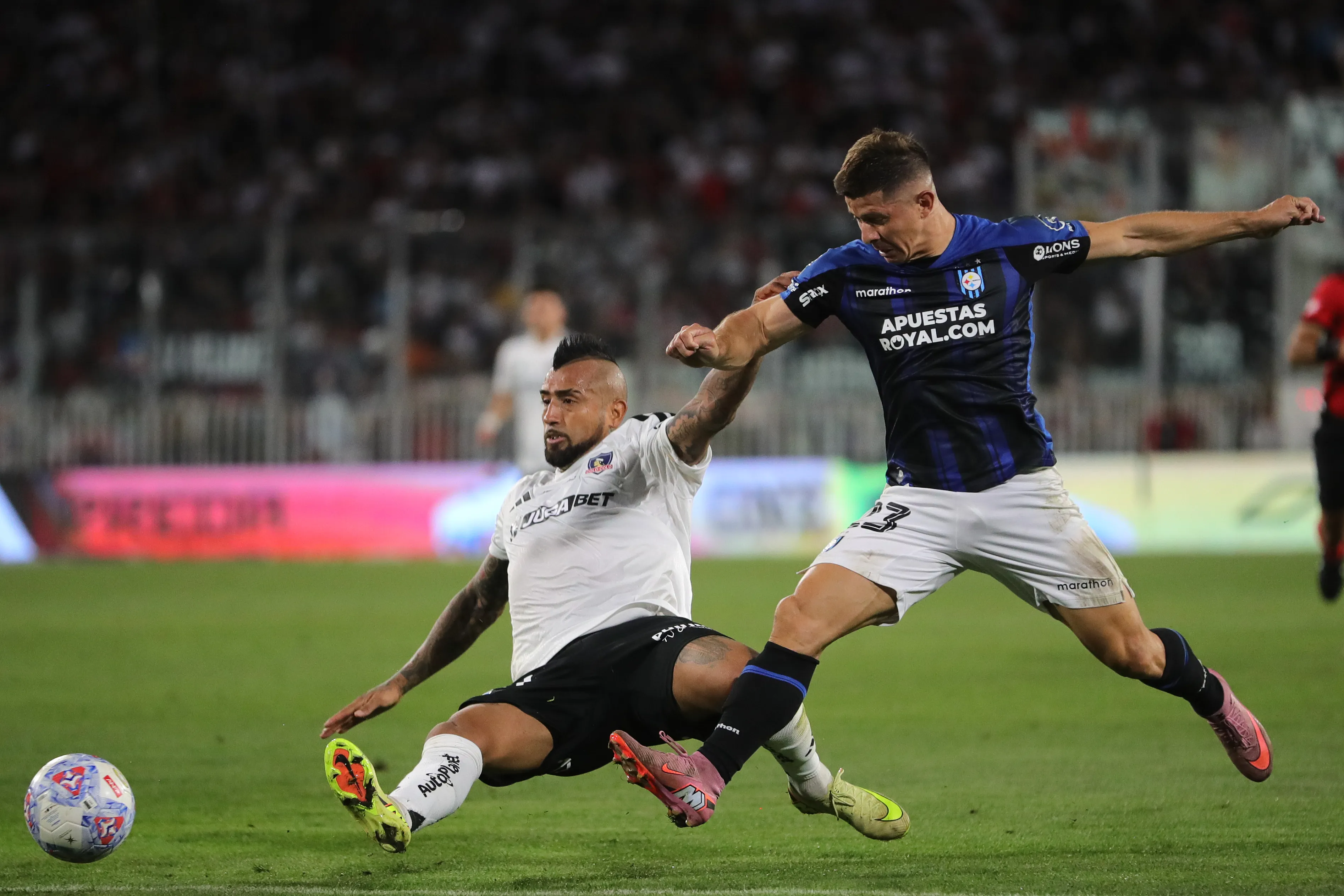 Arturo Vidal recibió amarilla en el triunfo ante Huachipato. Imagen: Felipe Zanca/Photosport