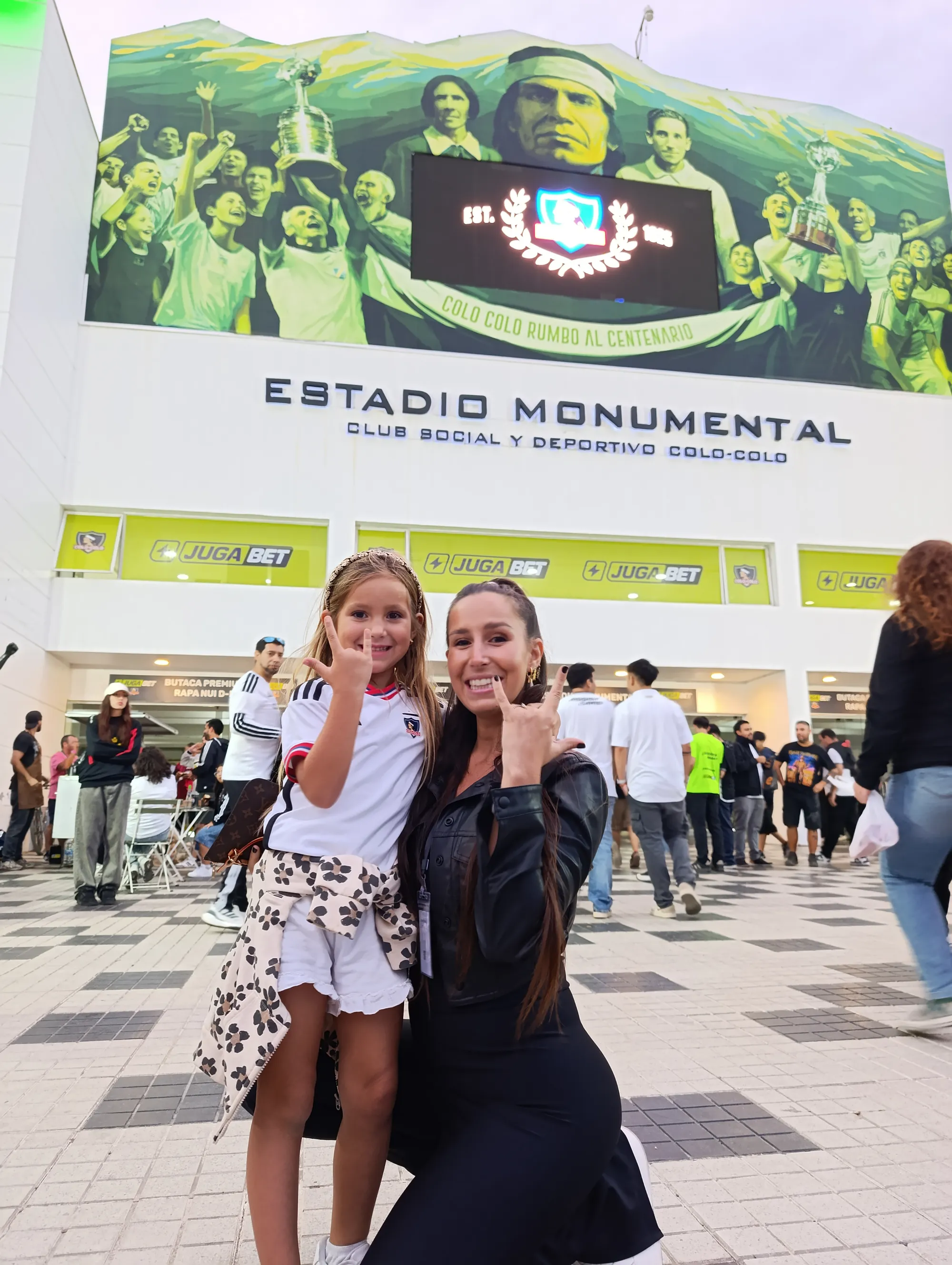 Jobi Patane y Lolita Amor presentes en el Estadio Monumental.