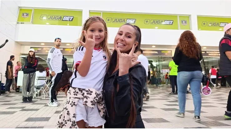 Lolita Amor apareció para ver a Colo Colo.