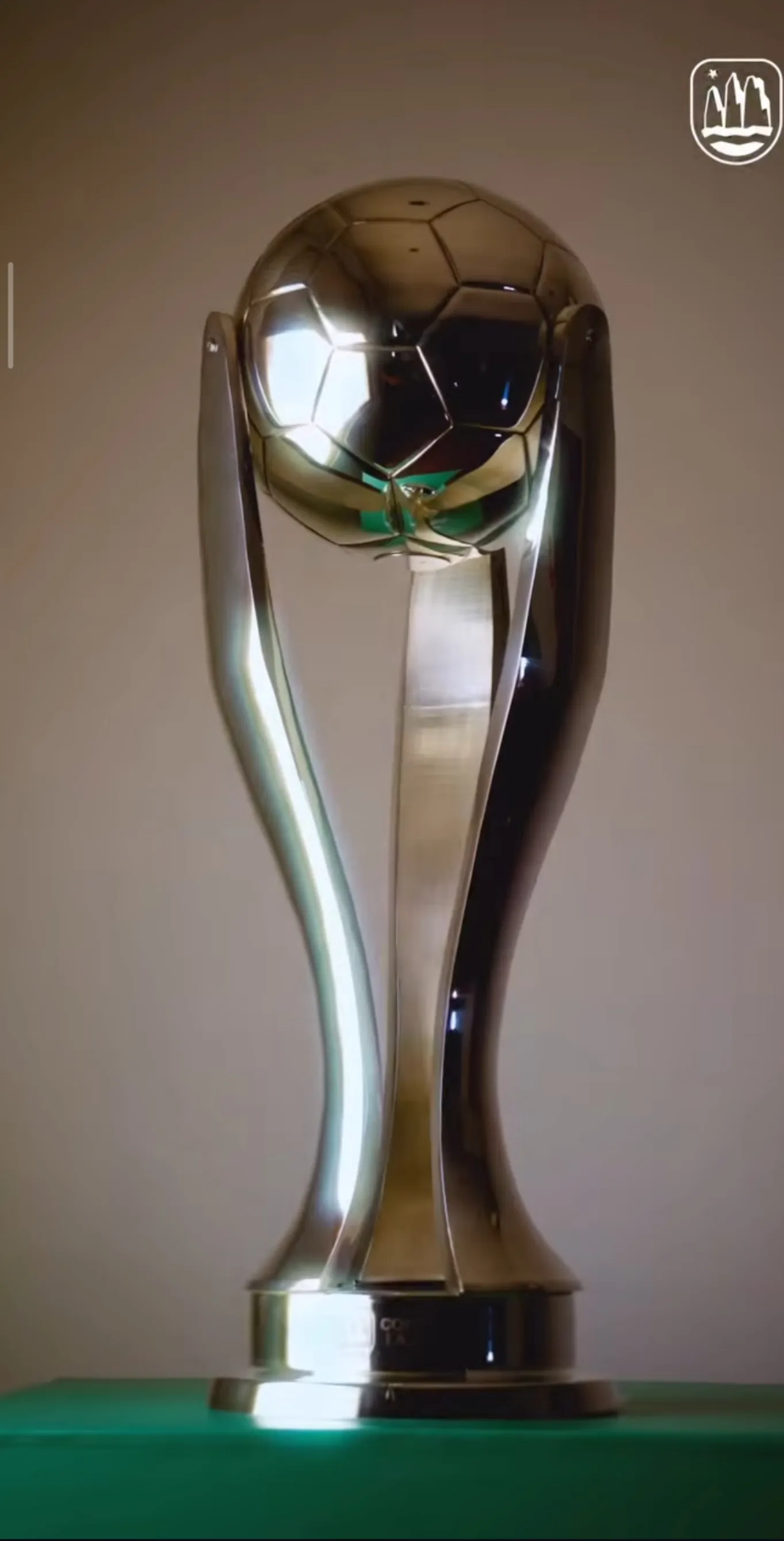 Este es el trofeo de la Copa de la Liga.
