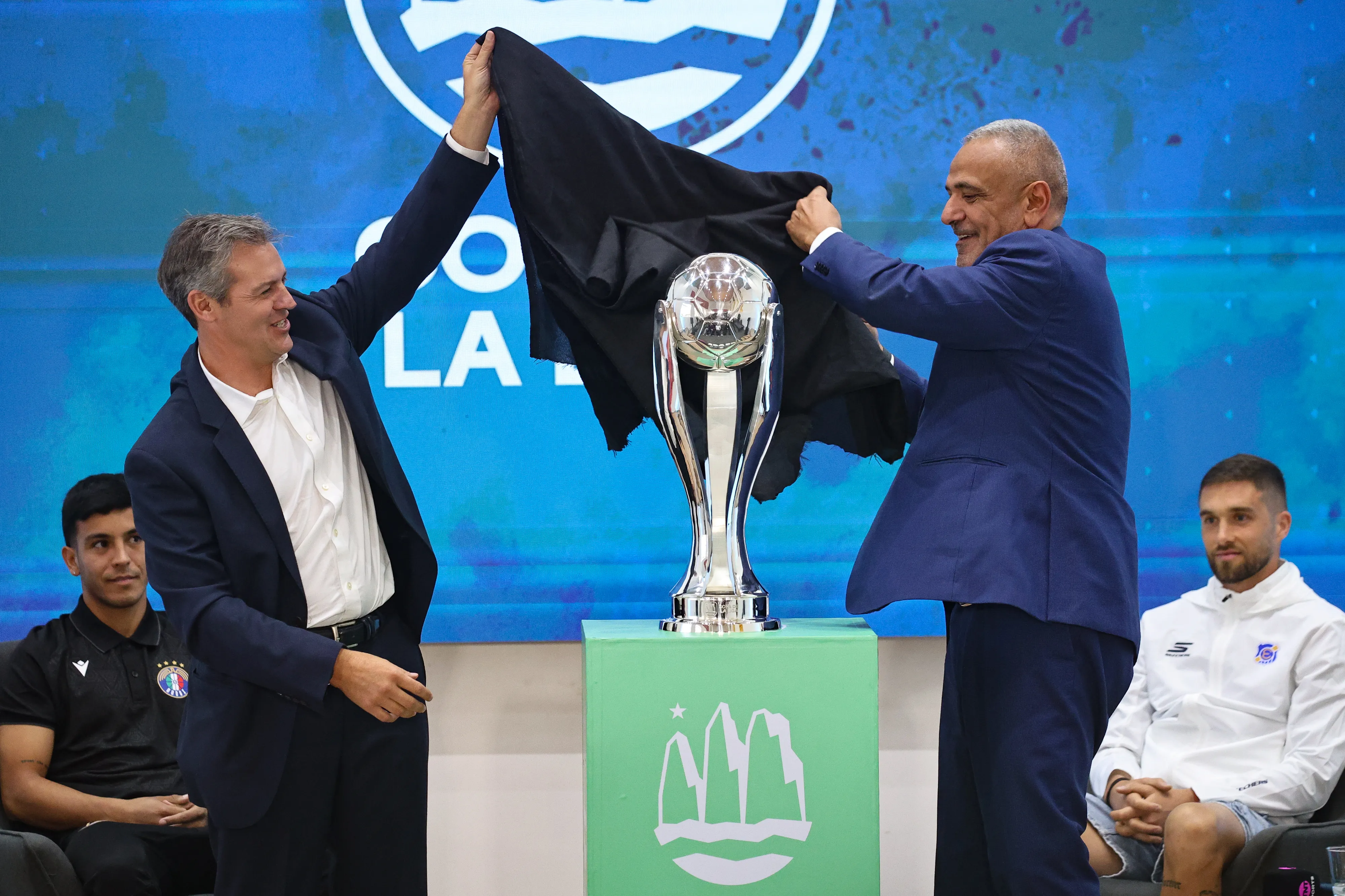 El trofeo de la Copa de la Liga. Imagen: Diego Martin/Photosport