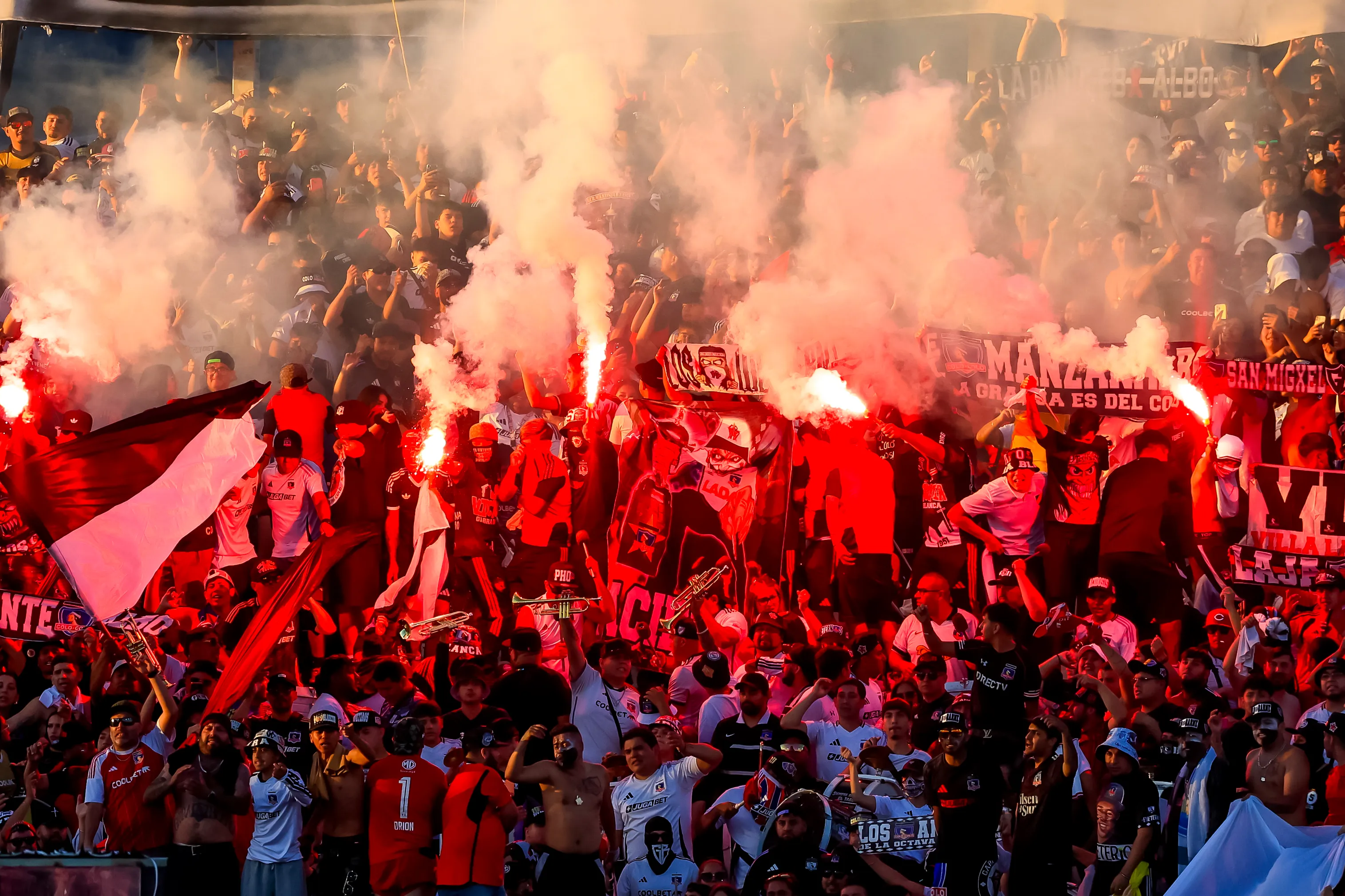 Aníbal Mosa condena el uso de pirotecnia en el triunfo ante Huachipato. 