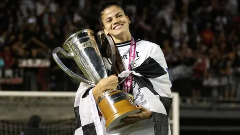 El bello gesto de Colo Colo Femenino y Tatiele Silveira con Dahiana Bogarín.