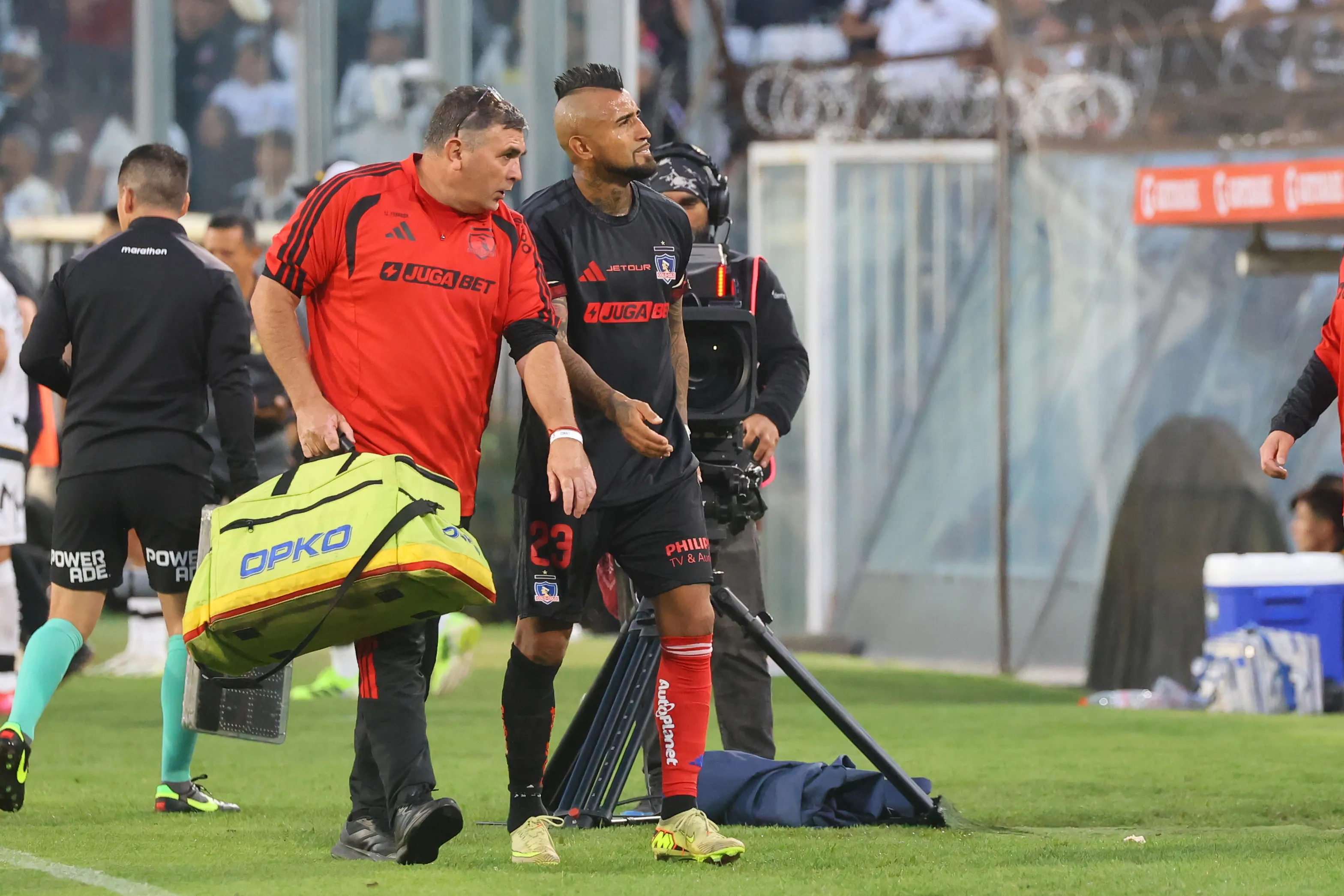 Arturo Vidal debió abandonar la cancha luego de sentir molestias en el isquiotibial. 