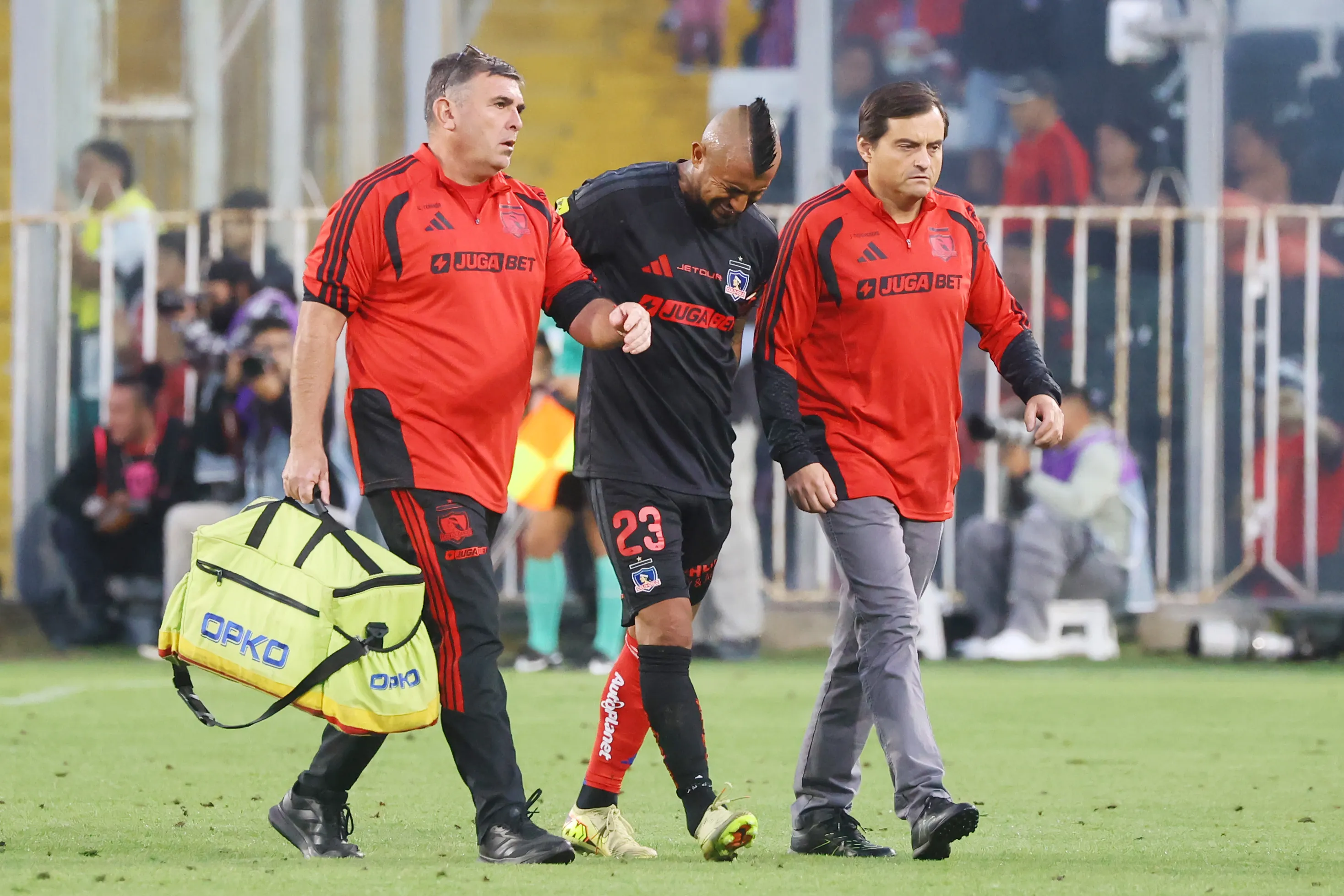 El King debió abandonar la cancha por molestias en el isquiotibial. Foto: Photosport.