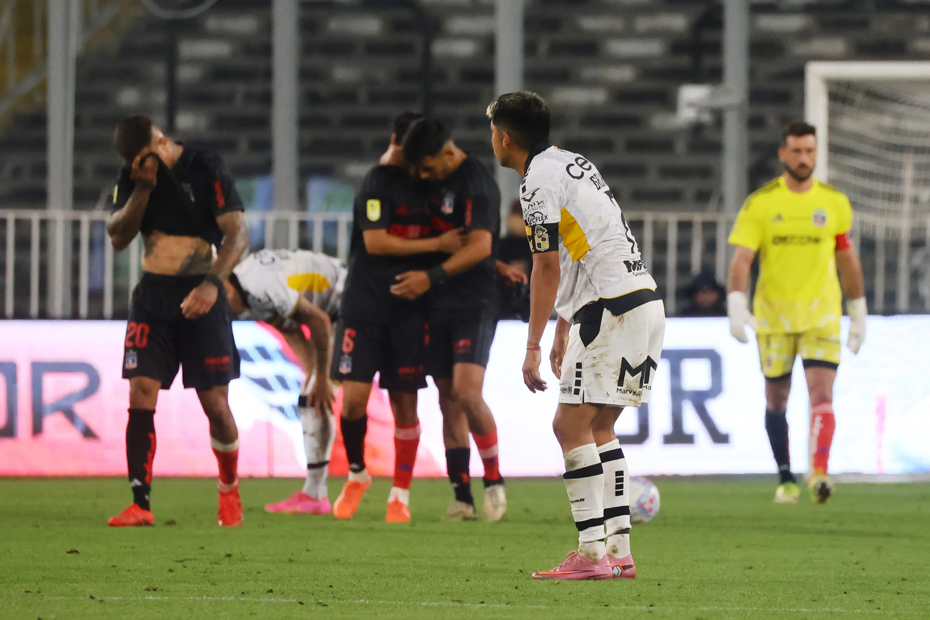 En la imagen, se puede ver a Tomás Alarcón con un color blanco en sus medias. 