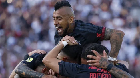 Arturo Vidal babea por el mediocampo de Colo Colo y bromea.