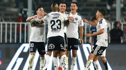 Aníbal Mosa aplaude a un jugador de Colo Colo.