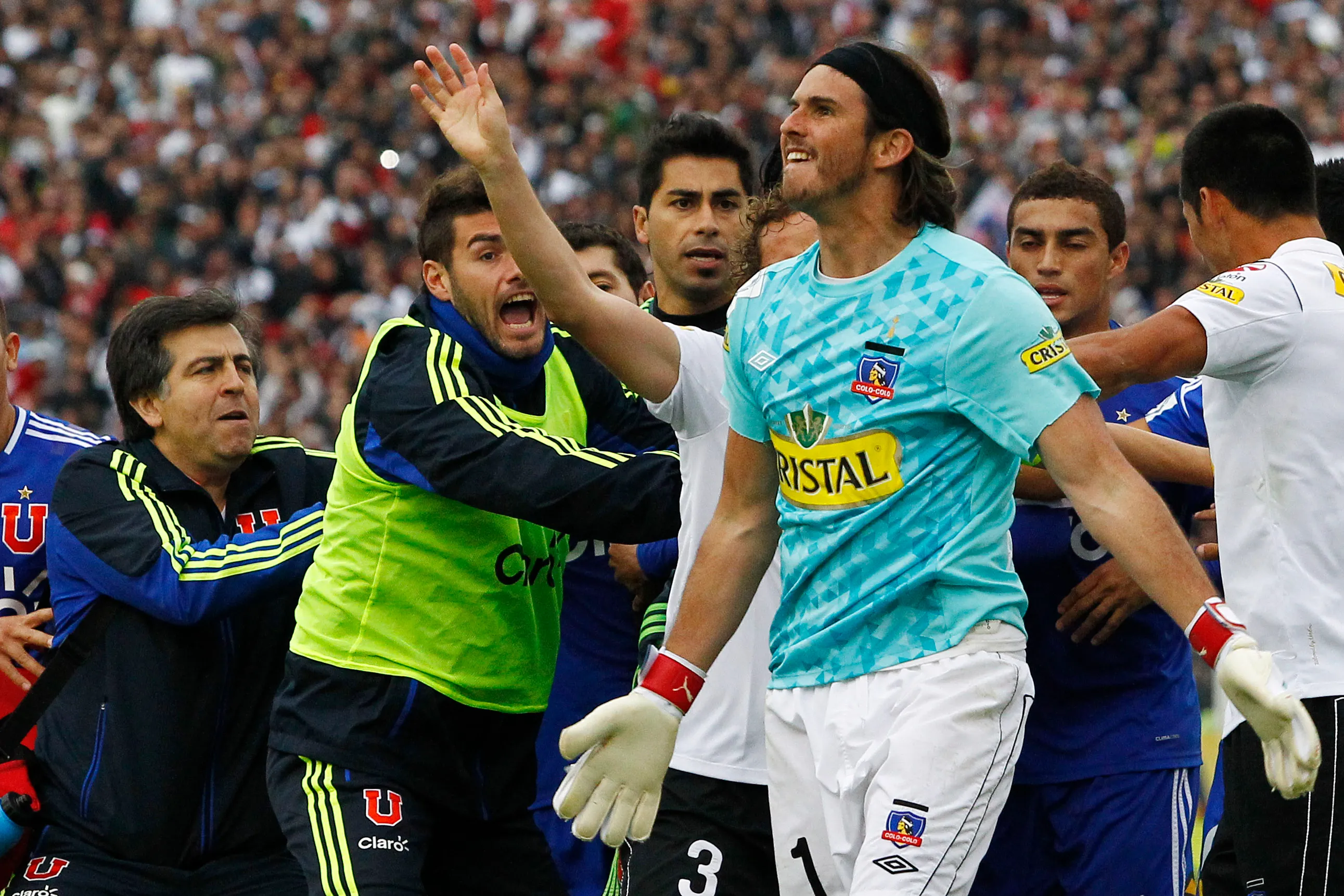 Francisco Prieto tras su gesto en un Superclásico. Hoy, su presente es opuesto y apuesta por la formación de nuevos jugadores. Foto: Marcelo Hernandez/Photosport