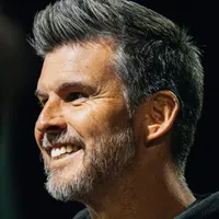 Es recordado por un gesto en un Superclásico y hoy forma nuevos jugadores