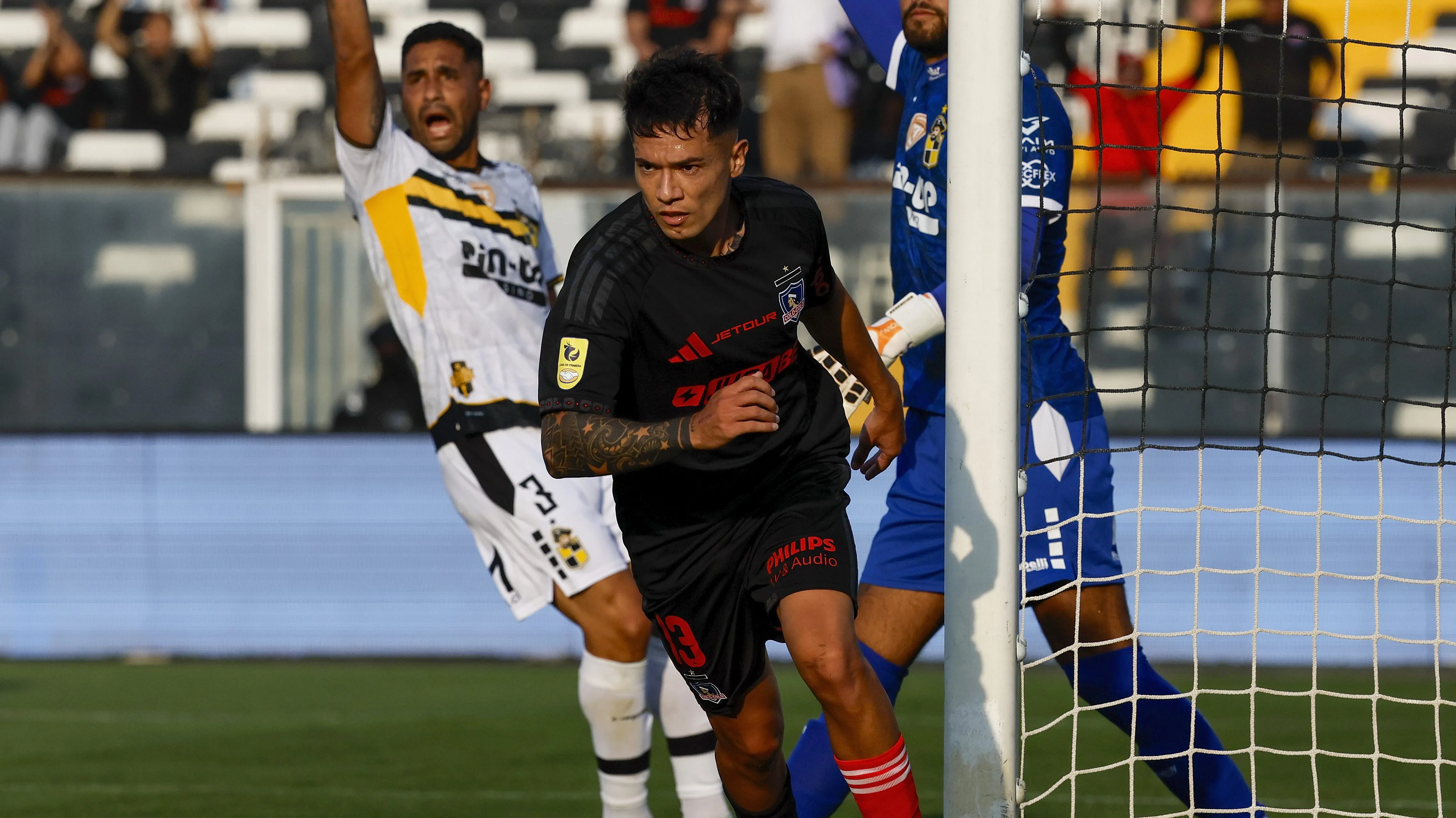 El debate por el lateral derecho en Colo Colo