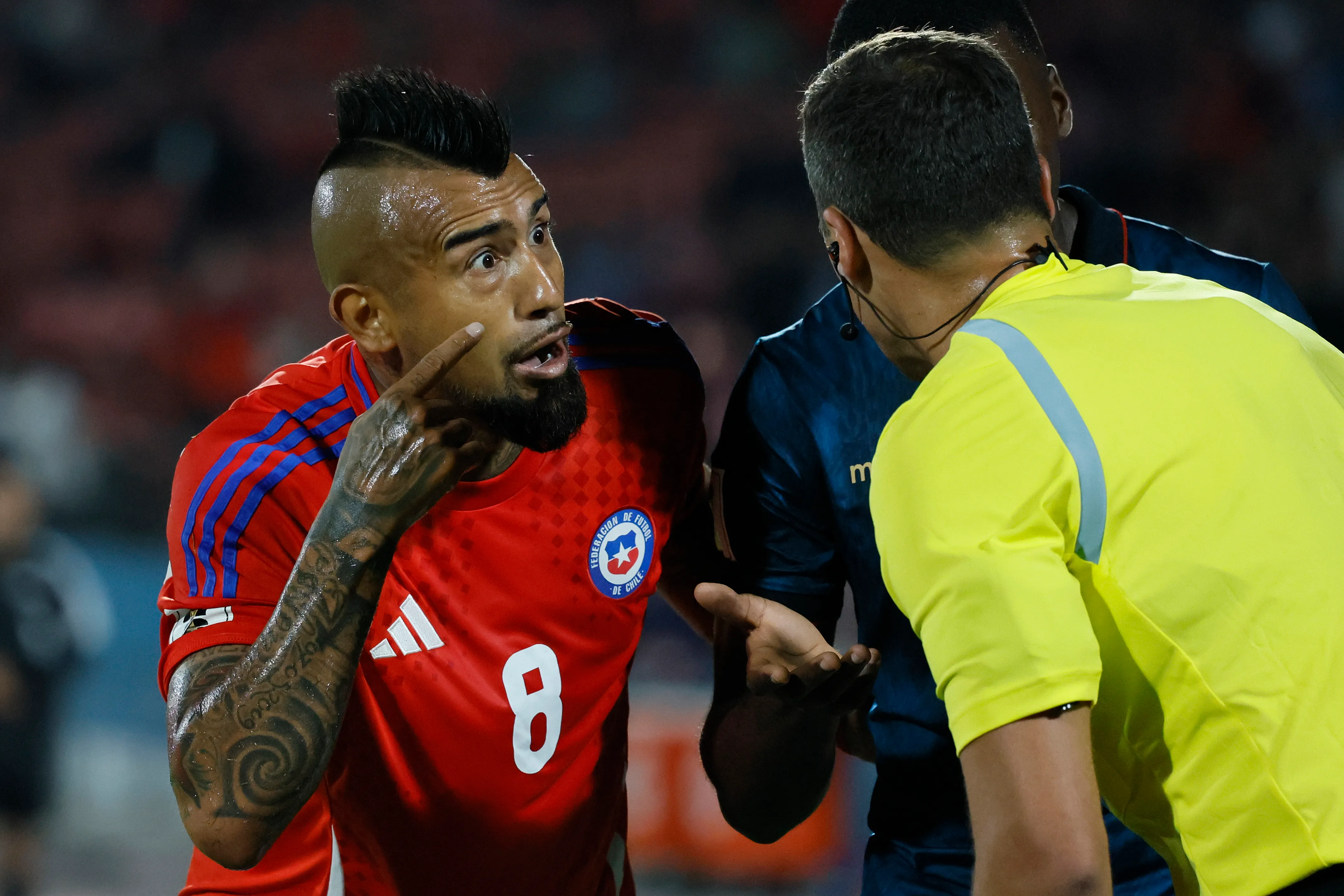 Arturo Vidal durante un partido de la Selección Chilena en las Eliminatorias Sudamericanas al Mundial de 2026. Foto: Andres Pina/Photosport