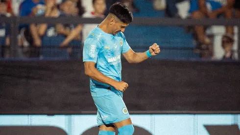 Salomón Rodríguez vuelve a lucirse y marca un doblete ante Nacional.