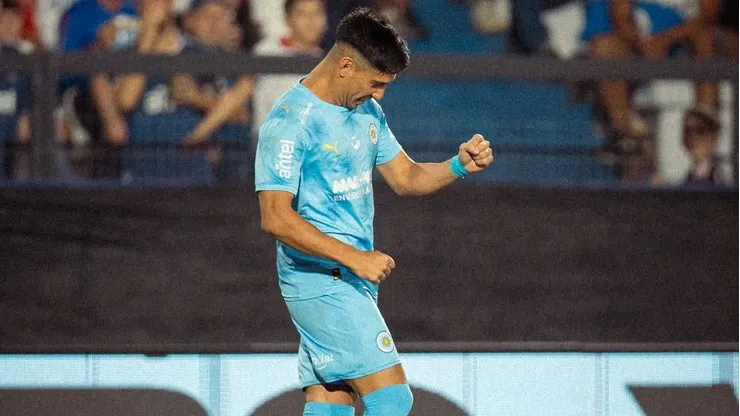 Salomón Rodríguez vuelve a lucirse y marca un doblete ante Nacional.