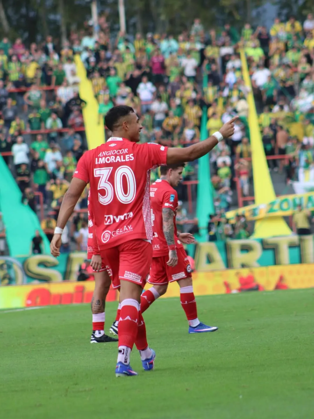 Iván Morales celebrando su primer gol en Argentinos Juniors. (Foto: aaajoficial)