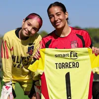 El bello gesto de Ryann Torrero con pequeña hincha de Colo Colo