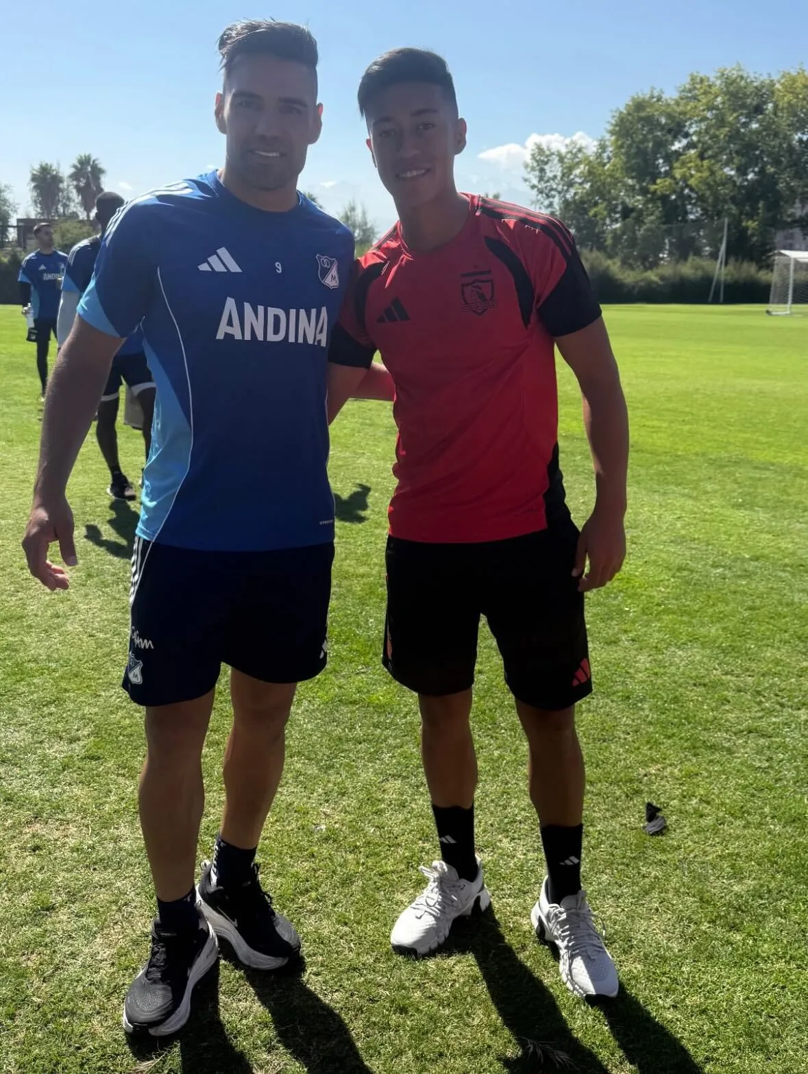 El defensor Martín Navarrete compartió una fotografía junto a Radamel Falcao en el Estadio Monumental. 