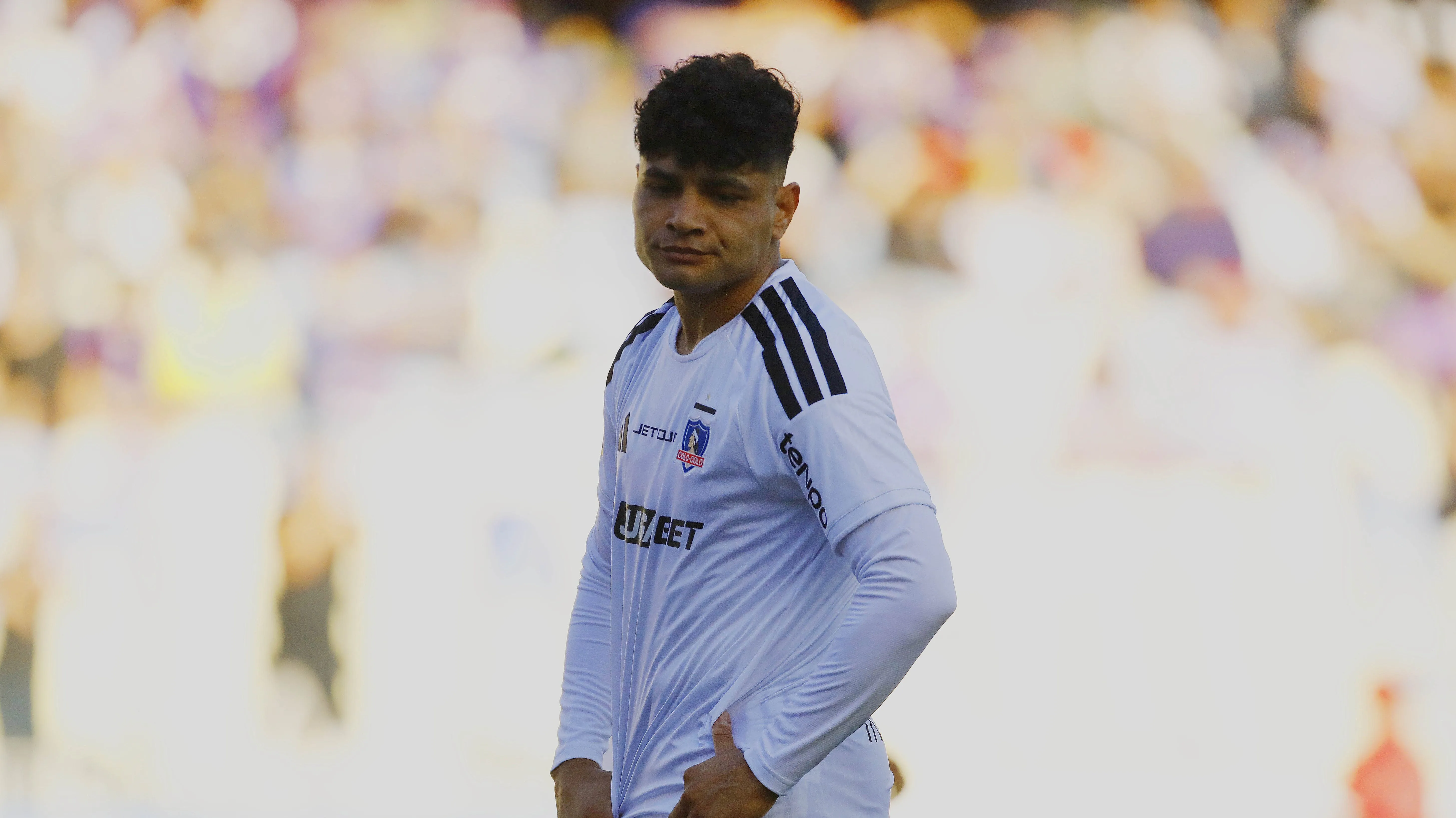 Sigue sin convencer: El nivel de Claudio Aquino todavía no logra encajar en Colo Colo este 2026. Foto: Photosport.