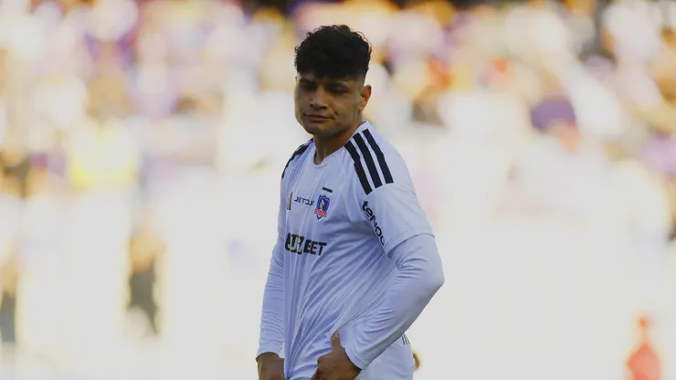 Sigue sin convencer: El nivel de Claudio Aquino todavía no logra encajar en Colo Colo este 2026.