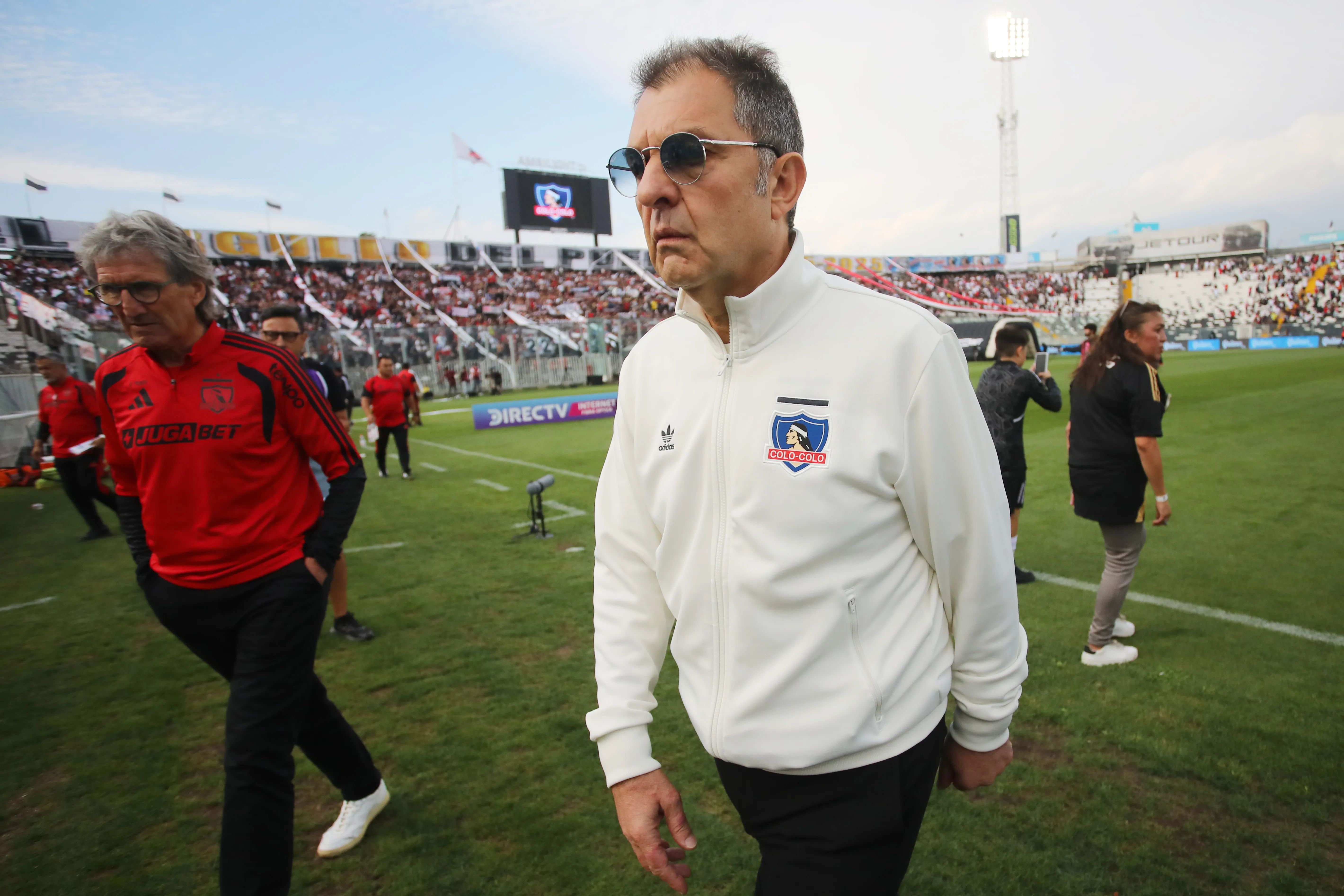 Aníbal Mosa le entrega un consejo a Fernando Ortiz en Colo Colo.Imagen: Jonnathan Oyarzun/Photosport