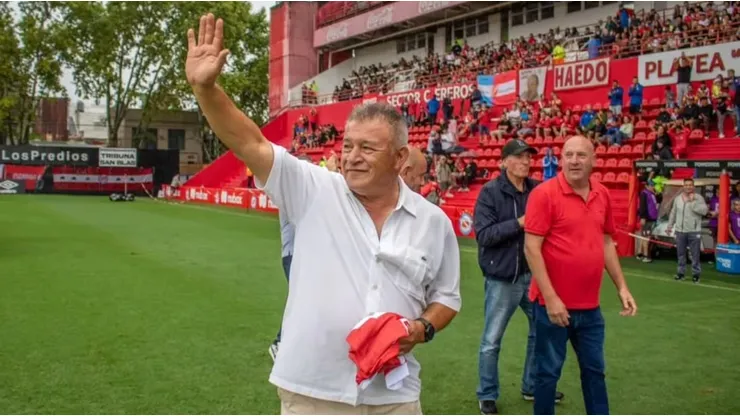 Tenso cruce de Borghi con hincha de Boca y una inesperada defensa.