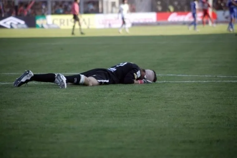 Raúl Olivares quedó muy lastimado después del Superclásico.