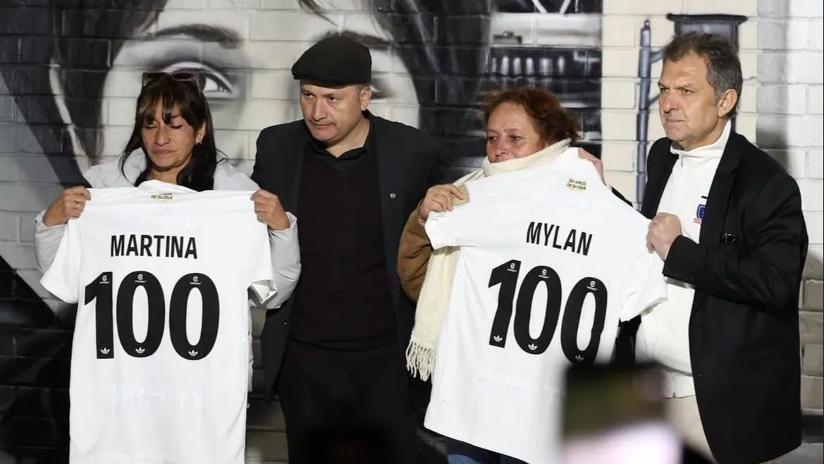 Mylan y Martina tienen un mural en el Estadio Monumental.