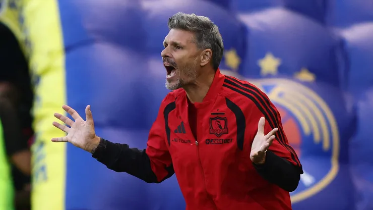 El estilo de Fernando Ortiz en Colo Colo sigue sin convencer para un grupo de hinchas, e históricos del club.