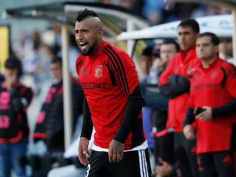 "Me estás haciendo la cama": Vidal y divertido momento en su debut como DT