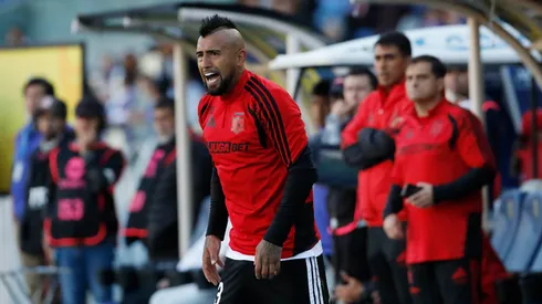 "Me estás haciendo la cama": Vidal protagoniza divertido momento en su debut como DT