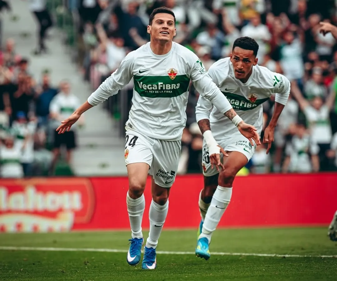 El delantero se estrenó en las redes y le dio el triunfo al Elche sobre el Valencia. 