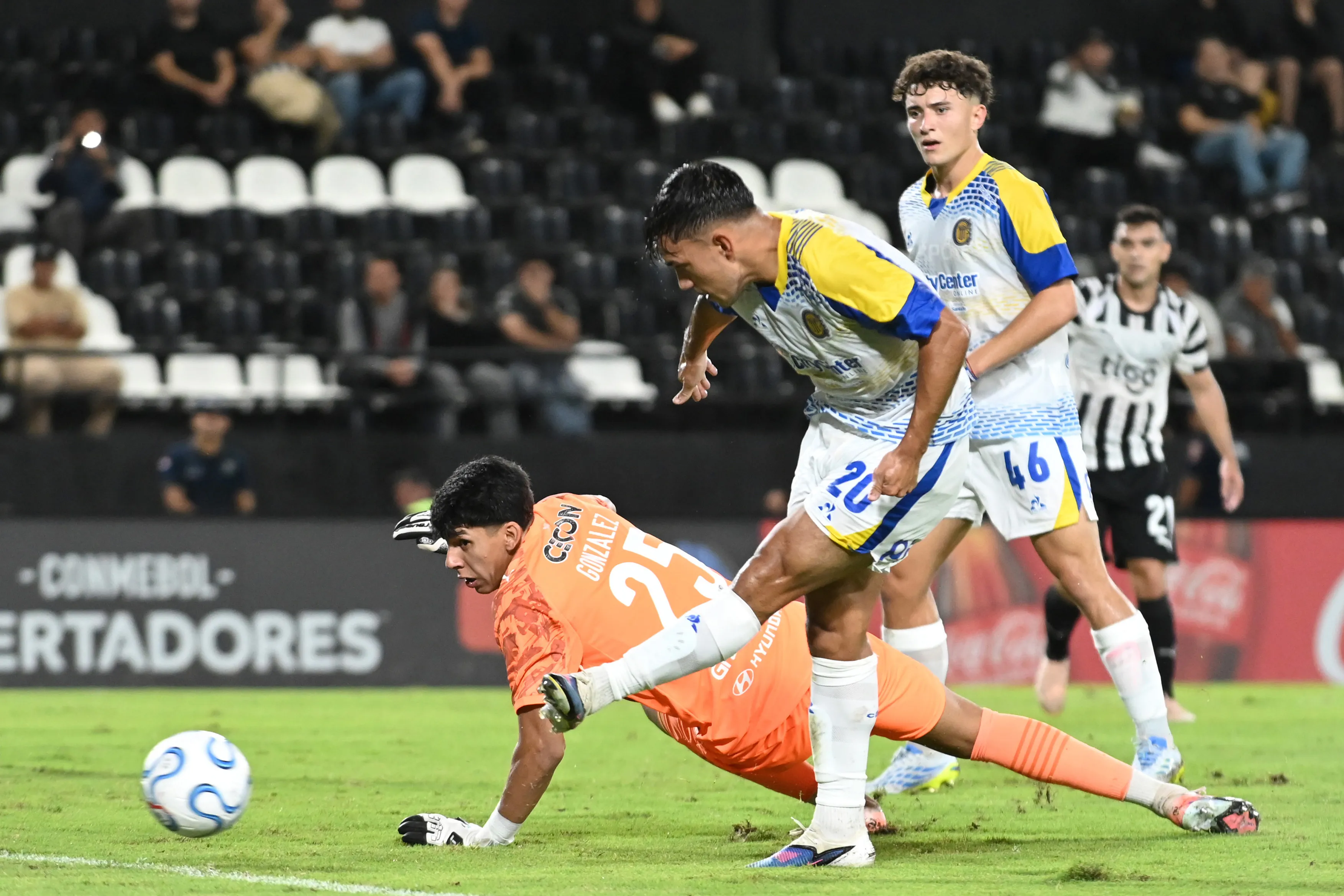 Vicente Pizarro tuvo a milímetros su primer gol con la camiseta de Rosario Central. Foto: Christian Alvarenga/Getty Images.