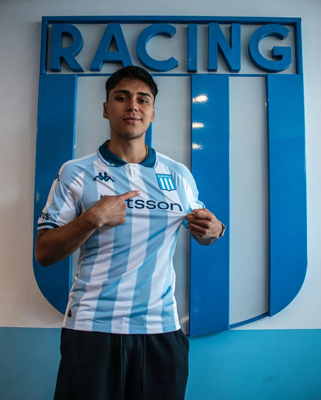Damián Pizarro en su presentación. (Foto: racingclub)
