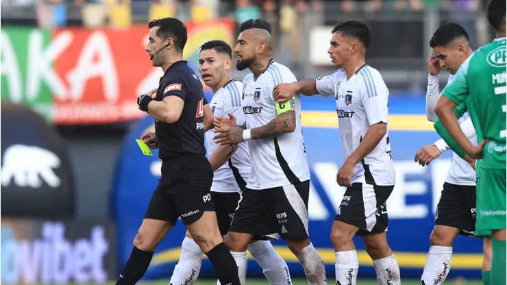 Será el árbitro principal ante Palestino: El historial de polémicas entre Colo Colo y Fernando Véjar.